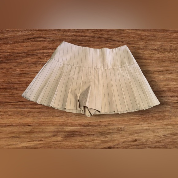 Zara Pleated Skort features a high waist, wrap front, side buckle, pleat details - Picture 3 of 16